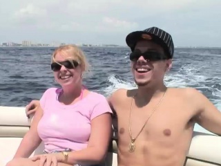 Amazing babe makes a guy cum