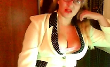 milf masturbates on webcam